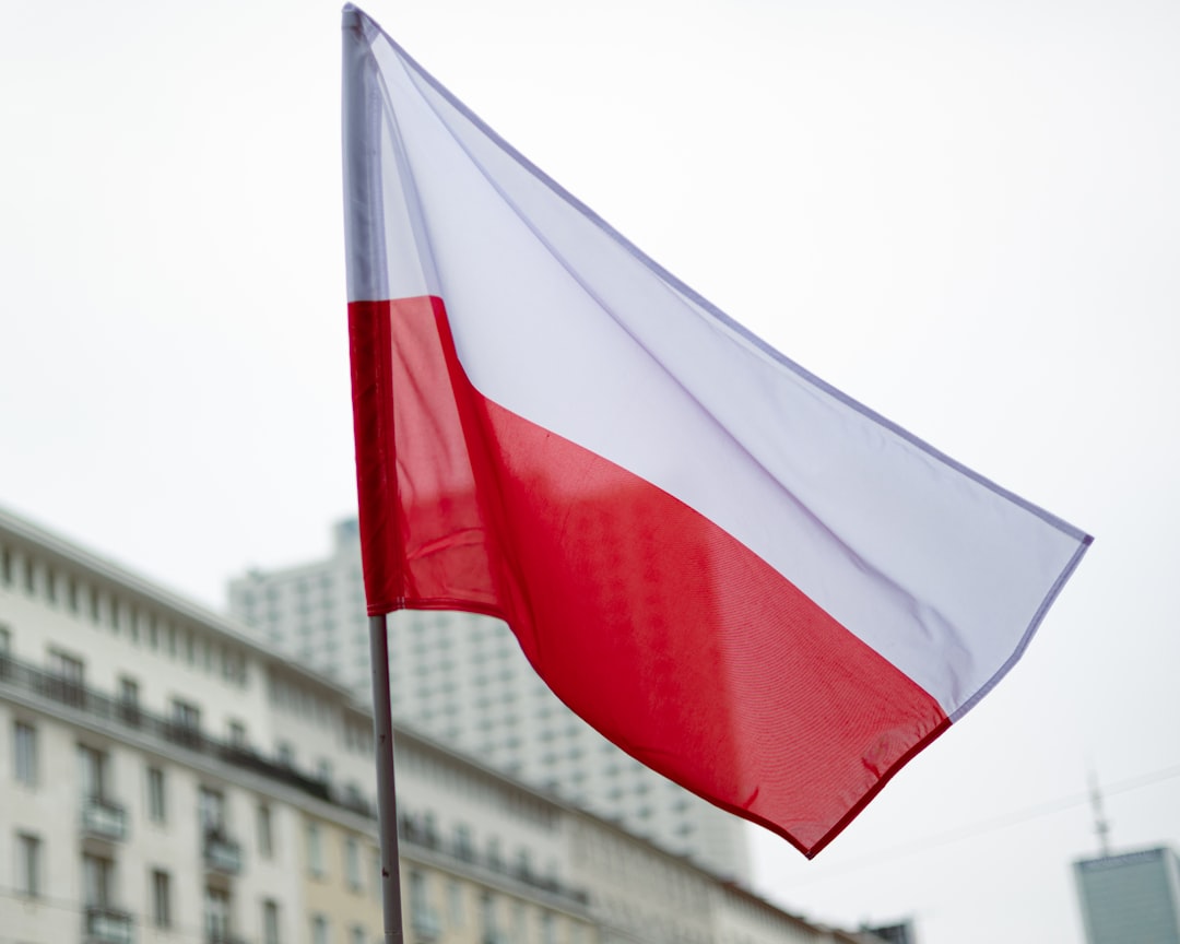 the-polish-flag-waves-in-the-breeze-jdttya5eimo